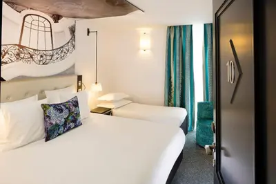 Un ou plusieurs lits dans un hébergement de l'établissement Hôtel Gustave