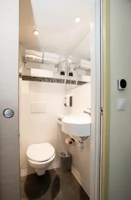 Salle de bains dans l'établissement Hôtel de la Terrasse