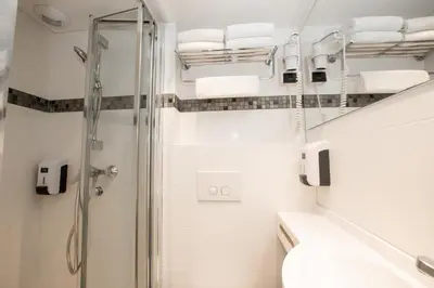 Salle de bains dans l'établissement Hôtel de la Terrasse