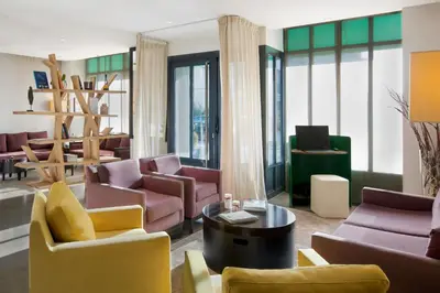 Coin salon dans l'établissement Best Western Rives de Paris La Defense