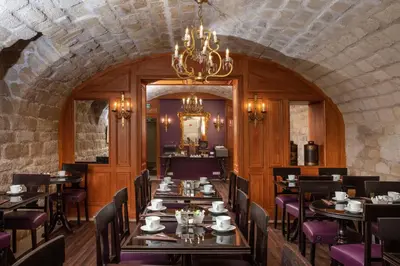 Restaurant ou autre lieu de restauration dans l'établissement Hôtel Serotel Lutèce