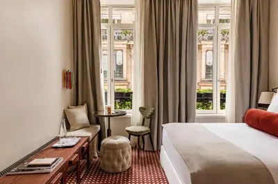Un ou plusieurs lits dans un hébergement de l'établissement Château des Fleurs Hôtel & Spa Paris