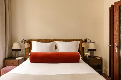 Un ou plusieurs lits dans un hébergement de l'établissement Château des Fleurs Hôtel & Spa Paris