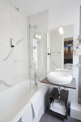 Salle de bains dans l'établissement Logis hôtel Jardin de Villiers