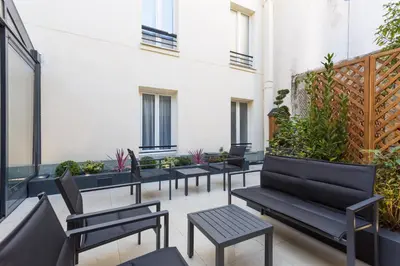 Coin salon dans l'établissement Logis hôtel Jardin de Villiers