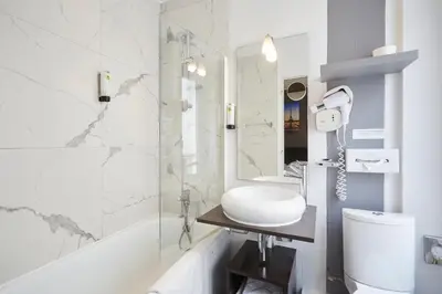 Salle de bains dans l'établissement Logis hôtel Jardin de Villiers