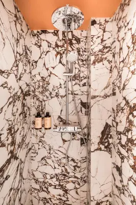 Salle de bains dans l'établissement Hôtel Chamar