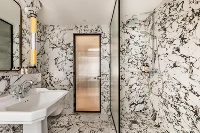 Salle de bains dans l'établissement Hôtel Chamar