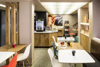 Cuisine ou kitchenette dans l'établissement ibis Clichy Centre Mairie