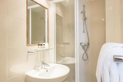 Salle de bains dans l'établissement Acacias Etoile