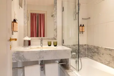 Salle de bains dans l'établissement Hôtel Le Lavoisier & Spa