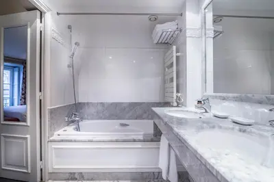 Salle de bains dans l'établissement Hôtel Le Lavoisier & Spa