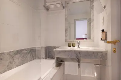 Salle de bains dans l'établissement Hôtel Le Lavoisier & Spa
