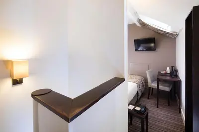 Télévision ou salle de divertissement dans l'établissement Hôtel Paris Louvre Opéra