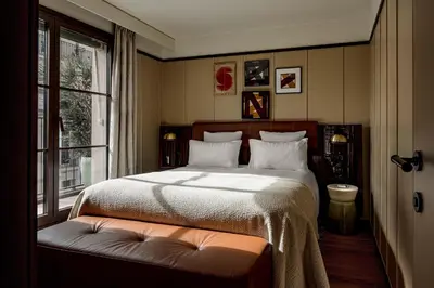 Un ou plusieurs lits dans un hébergement de l'établissement Norman Paris Hôtel & Spa