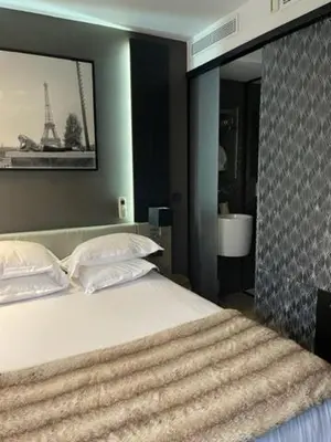 Un ou plusieurs lits dans un hébergement de l'établissement Hôtel Elysées Paris