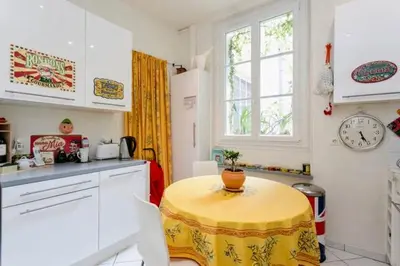 Cuisine ou kitchenette dans l'établissement Charming bedroom