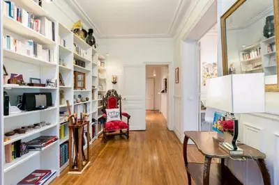 Bibliothèque dans le séjour chez l'habitant