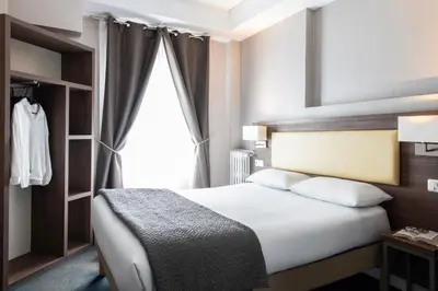 Un ou plusieurs lits dans un hébergement de l'établissement Hôtel Ambassadeur