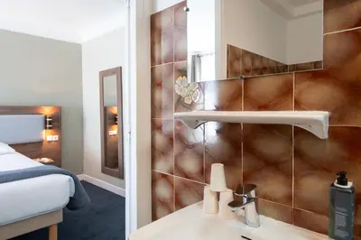 Salle de bains dans l'établissement Hôtel Ambassadeur