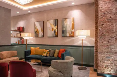 Coin salon dans l'établissement Hôtel Brittany