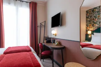 Télévision ou salle de divertissement dans l'établissement Hôtel Brittany