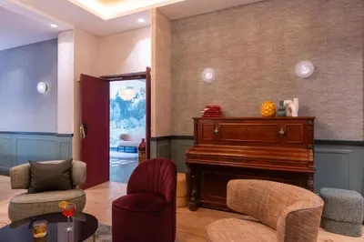 Coin salon dans l'établissement Hôtel Brittany