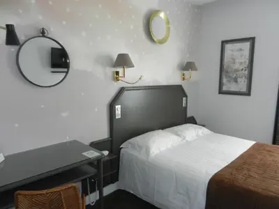 Un ou plusieurs lits dans un hébergement de l'établissement Hotel du Pré