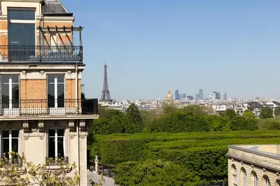 Vue générale sur Paris ou vue de la ville depuis l'hôtel