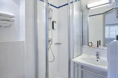 Salle de bains dans l'établissement CAMPANILE PARIS 12 - Bercy Village