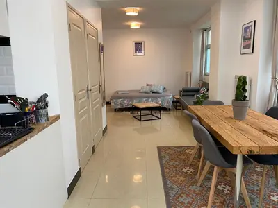 Cuisine ou kitchenette dans l'établissement Large and unique souplex 60sqm, well located