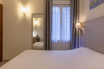Un ou plusieurs lits dans un hébergement de l'établissement L'Ouest Hotel