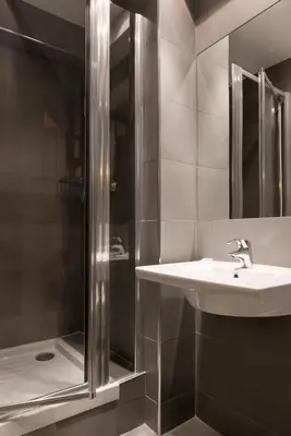 Salle de bains dans l'établissement L'Ouest Hotel