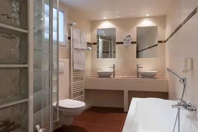 Salle de bains dans l'établissement L'Ouest Hotel