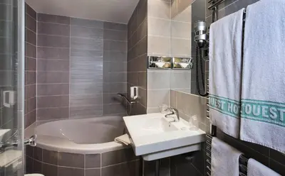 Salle de bains dans l'établissement L'Ouest Hotel