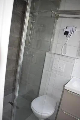 Salle de bains dans l'établissement Hotel Puy De Dôme
