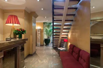 Coin salon dans l'établissement Neuilly Park Hotel