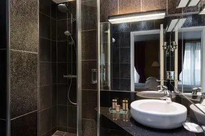 Salle de bains dans l'établissement Neuilly Park Hotel