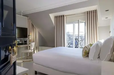Télévision ou salle de divertissement dans l'établissement Hôtel de Banville