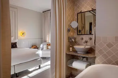 Salle de bains dans l'établissement Hôtel de Banville
