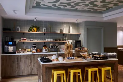 Cuisine ou kitchenette dans l'établissement Aparthotel Adagio Paris Buttes Chaumont