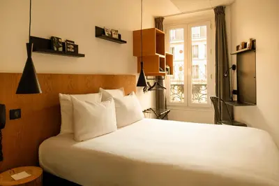 Un ou plusieurs lits dans un hébergement de l'établissement 9Hotel Bastille-Lyon