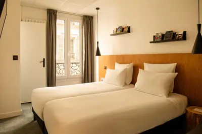 Un ou plusieurs lits dans un hébergement de l'établissement 9Hotel Bastille-Lyon