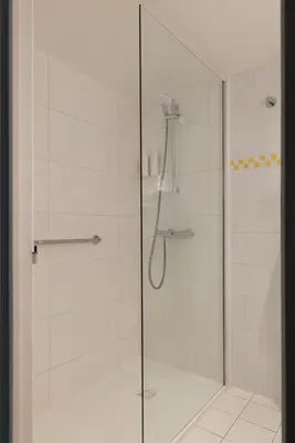 Salle de bains dans l'établissement Hôtel Le Colisée