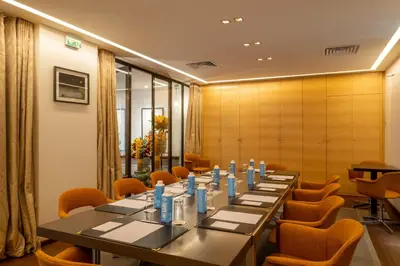 Espace de conférence ou salle de réunion dans l'établissement Hôtel Le Colisée