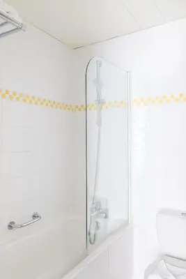 Salle de bains dans l'établissement Hôtel Le Colisée