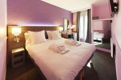 Un ou plusieurs lits dans un hébergement de l'établissement Hôtel Poussin