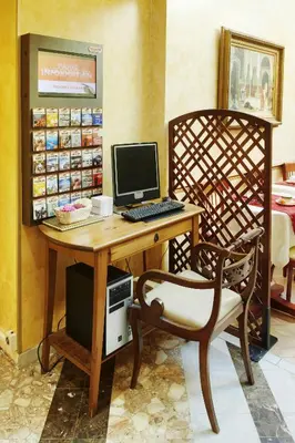 Télévision ou salle de divertissement dans l'établissement Hôtel Poussin