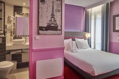 Salle de bains dans l'établissement Hôtel Poussin