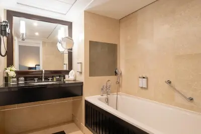 Salle de bains dans l'établissement Warwick Champs-Elysées Paris